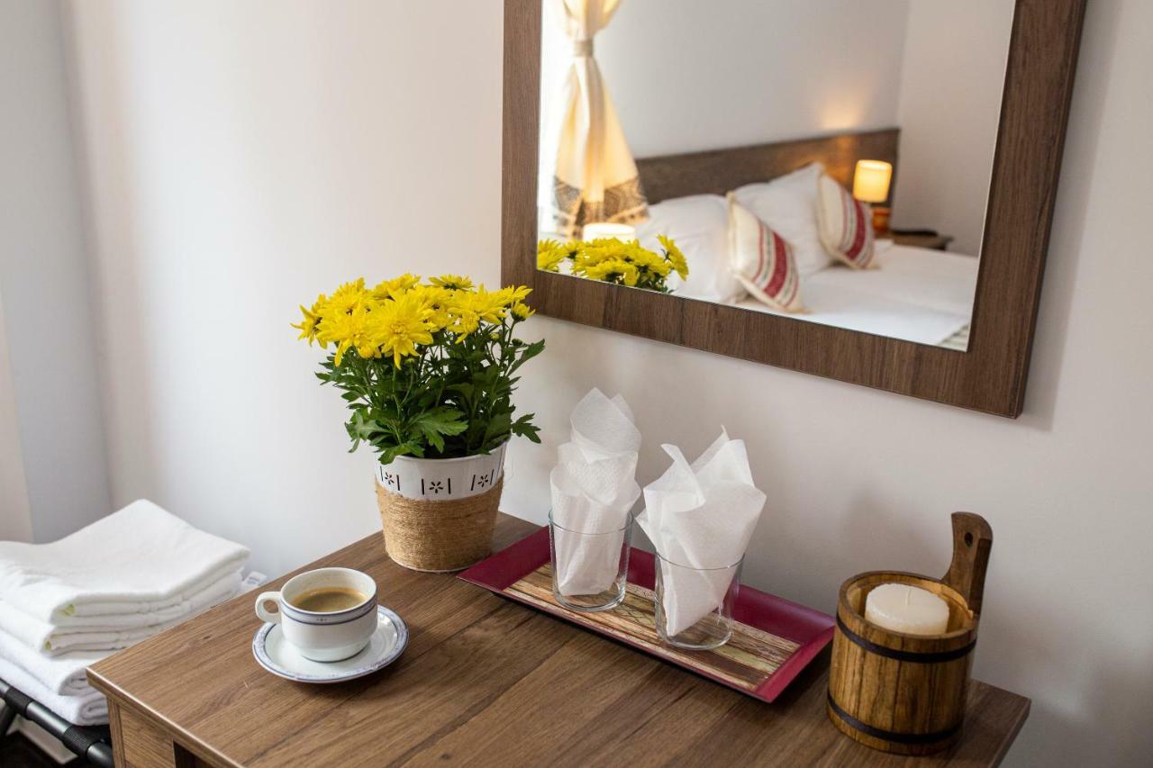 Hotel Floare De Colt Mînăstirea Humorului Eksteriør bilde