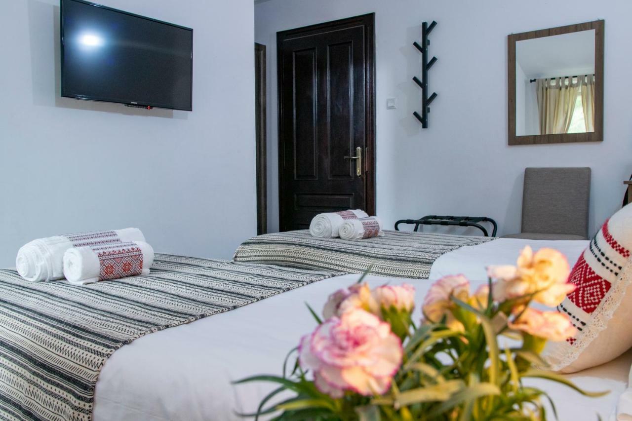 Hotel Floare De Colt Mînăstirea Humorului Eksteriør bilde