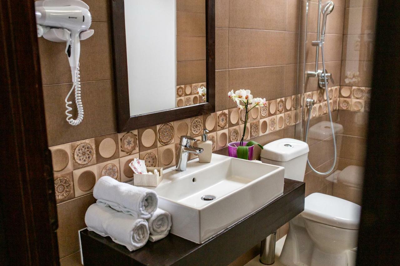 Hotel Floare De Colt Mînăstirea Humorului Eksteriør bilde